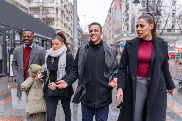 Quatre Busienss Multiraciaux Les Gens Marchent Sur Pluie Ensemble Tout — Photo