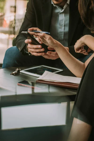 Geschäftsfrau Zeigt Ihrem Partner Telefon Etwas Während Café Sitzt — Stockfoto