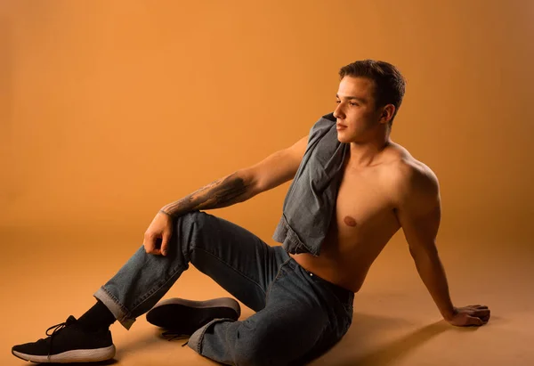Torso Aufnahme Eines Coolen Jungen Halbnackten Mannes Jeans Modernen Stil — Stockfoto