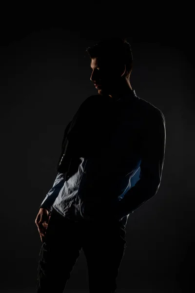 Stüdyodaki Çekici Yakışıklı Adam Karanlık Bir Arka Planla Kendini Kameraya — Stok fotoğraf