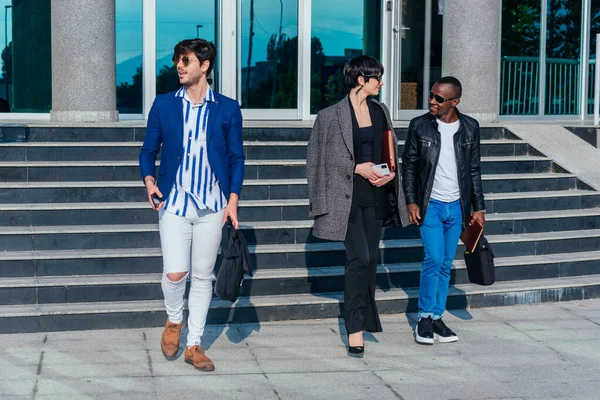 Jóvenes Multiétnicos Modernos Ropa Formal Discutiendo Negocios Mientras Caminan Fuera —  Fotos de Stock