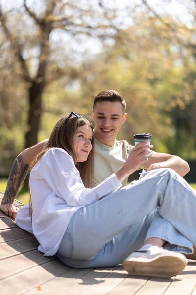 Zwei Lächelnde Freunde Gespräch Bei Schönem Frühlingswetter — Stockfoto