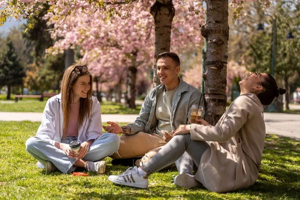 Deux Femmes Homme Profitant Par Beau Temps Tout Buvant Café — Photo