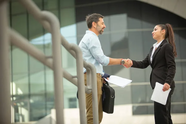 Geschäftsleute Machten Viel Aus Den Neuen Plänen Für Das Unternehmen — Stockfoto