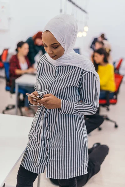 年轻的非洲裔美国女商人在现代创业办公室用智能手机交谈 营销概念 多族裔社会 — 图库照片