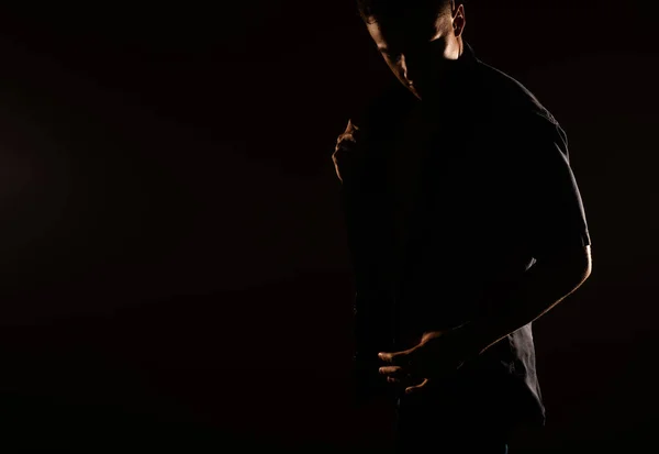 Silhouette Bel Homme Debout Dans Studio — Photo