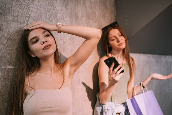 Zwei Erschöpfte Mädchen Nach Einem Langen Einkaufstag Einkaufszentrum Endlich Bereit — Stockfoto