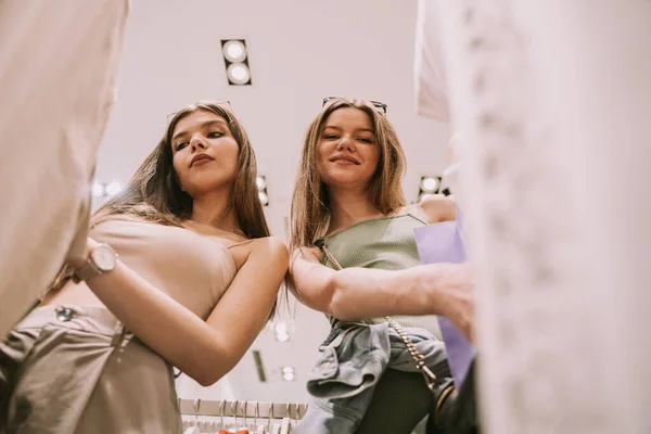 Dvě Hezké Dívky Při Pohledu Módní Oblečení Obchodě Rozhodování Koupit — Stock fotografie