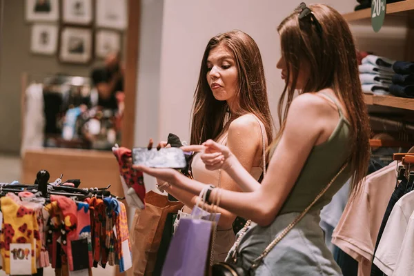 Dos Hermosas Chicas Buscando Calcetines Tienda Moda Centro Comercial —  Fotos de Stock