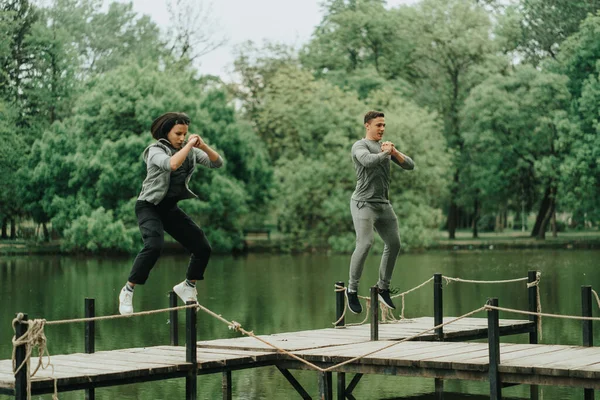 Beautiful Couple Working Out Jumping Bridge Lake Park — Stock Photo, Image