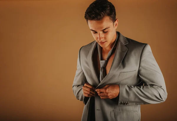 Schöner Mann Knöpfte Sich Seinen Anzug Während Studio Stand — Stockfoto