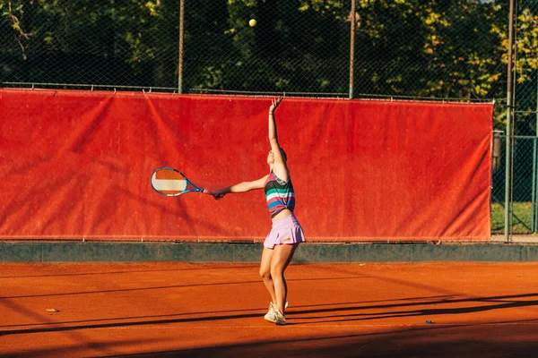 美しいですスポーツ女性とともにラケットは晴れた日にテニスをプレイ — ストック写真