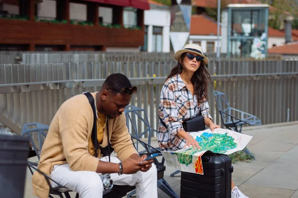 Een Mooie Multiraciale Toerist Zit Een Bankje Een Lange Wandeling — Stockfoto