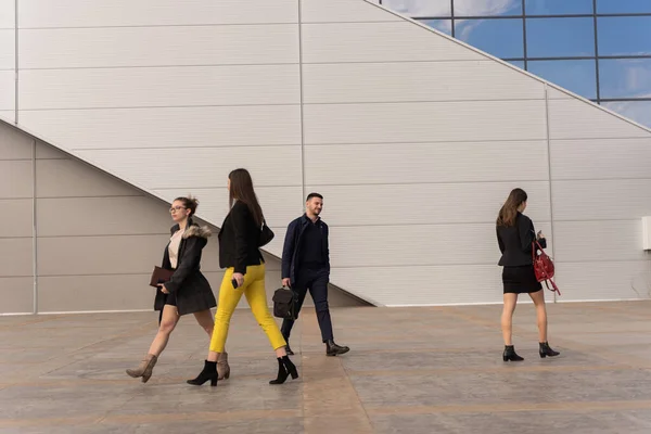 Grupo Jóvenes Empresarios Están Caminando Rápido Todos Juntos Mientras Sonríen — Foto de Stock