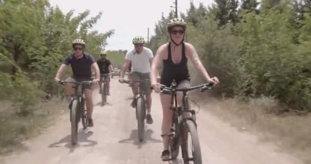 Grupo Amigos Están Bicicleta Juntos Mientras Divierten Día Soleado — Vídeos de Stock