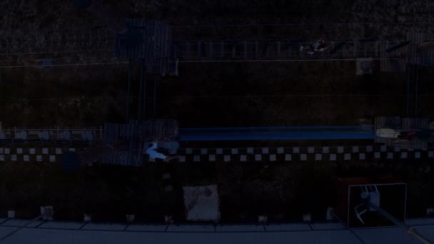 在肾上腺素公园内的交叉航线 从无人飞机俯瞰的高视角 — 图库视频影像
