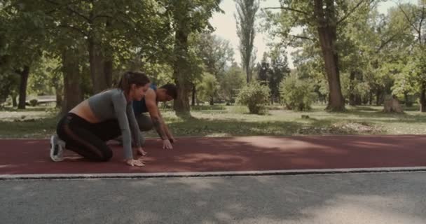 Pareja Empezando Correr Pista Atletismo Parque Cámara Sigue Como Camión — Vídeos de Stock