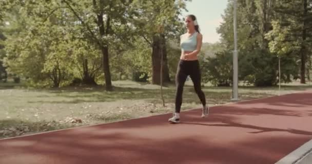 Chica Caminando Empezando Correr Escena Cerca Puesta Sol Otoño — Vídeo de stock