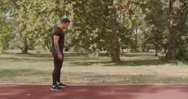 Muž Připravuje Útěk Zahřívá Podzimním Parku — Stock video