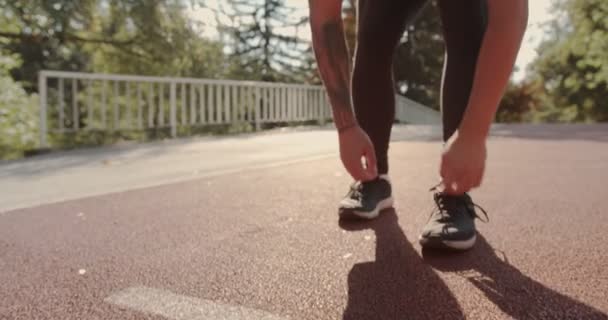 Hombre Preparándose Para Correr Calentándose Parque Otoñal — Vídeo de stock