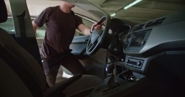 Dief Ontgrendelen Van Auto Een Openbare Garage Het Invoeren Van — Stockvideo