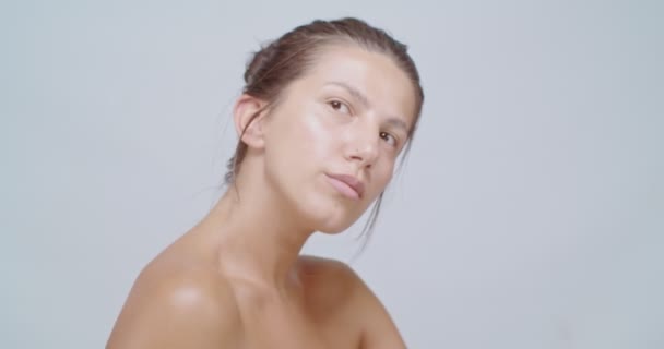 Mujer Belleza Aplicando Maquillaje Aislado Blanco — Vídeo de stock