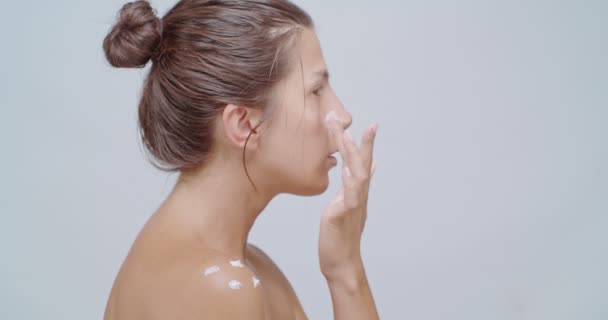 Belleza Mujer Aplicando Crema Aislado Blanco — Vídeos de Stock