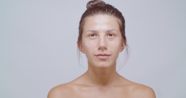 Bellezza Donna Posa Fotocamera Isolato Bianco — Video Stock