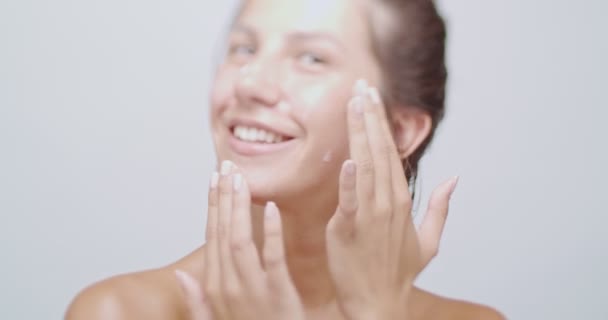 Belleza Mujer Aplicando Crema Aislado Blanco — Vídeos de Stock