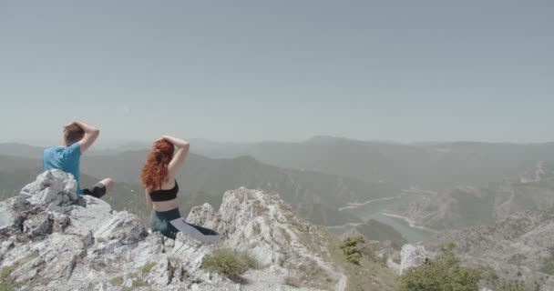 Yoga Paar Top Van Berg Het Voorjaar Oefenen Frisse Lucht — Stockvideo