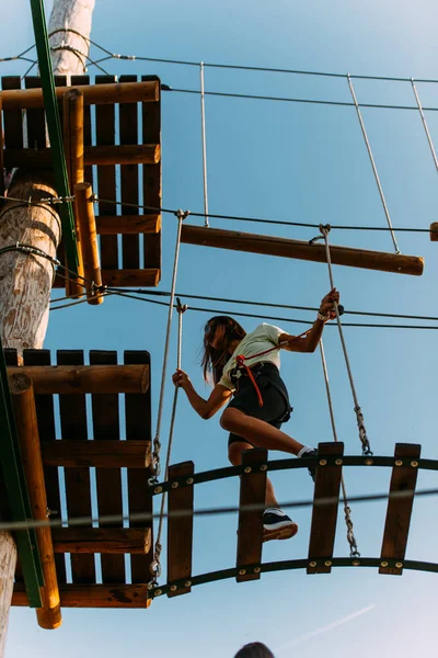 Skilled Rock Climber Showing Everyone How Its Done — Stock Photo, Image