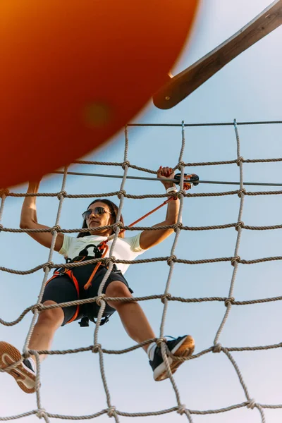 Молодой Альпинист Трудом Висит Веревках Парке Приключений — стоковое фото