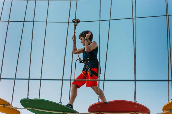 Young Schoolboy Focusing Balancing Difficult Course Adventure Park — Stock Photo, Image