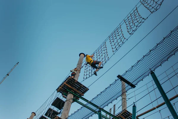 Fotógrafo Ação Escalando Corda Parque Aventuras — Fotografia de Stock