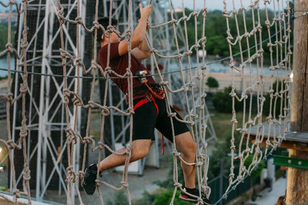 Primer Plano Del Hombre Aventura Escalando Cuerda Parque Aventuras —  Fotos de Stock