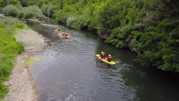 Группа Друзей Плавает Байдарках Горной Реке Наслаждаясь Окружающей Природой — стоковое видео