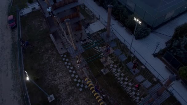 Высотный Вид Людей Лазающих Адреналиновом Парке Города — стоковое видео
