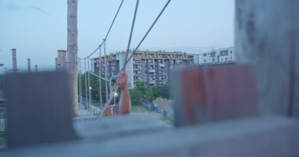 Homem Atravessando Obstáculos Parque Adrenalina — Vídeo de Stock