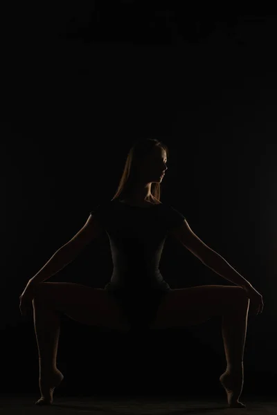 Silueta Bailarina Femenina Está Haciendo Una Pose Muy Simétrica Estudio — Foto de Stock
