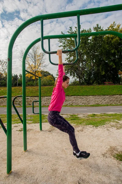 Attractive Adn Beautiful Fit Girl Holding Herself Training Bars — Stock Photo, Image