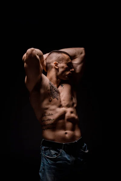 Framsida Kroppen Muskulösa Biceps Idrottsman Eller Bodybuilder Isolat Svart Bakgrund — Stockfoto