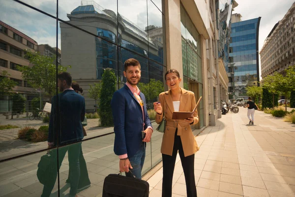 Beautiful Caucasian Business Couple Smiling Having Fun While Finishing Shift — Fotografia de Stock