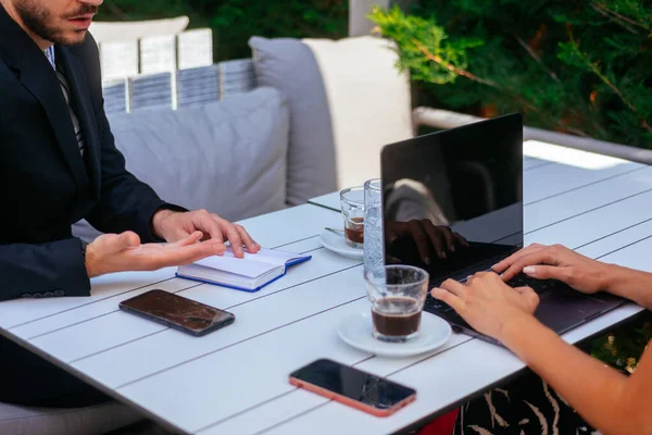 Una Atractiva Mujer Negocios Apuesto Hombre Negocios Están Tomando Café —  Fotos de Stock