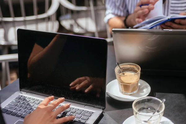 Una Mujer Negocios Está Trabajando Tapa Mientras Que Colega Masculino —  Fotos de Stock