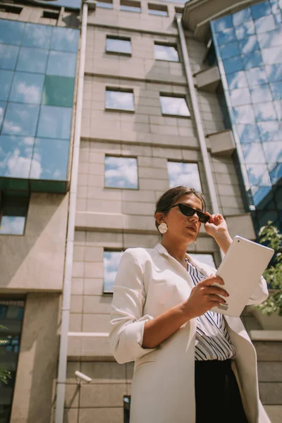 Όμορφη Επιχειρηματίας Κοιτάζοντας Tablet Ενώ Στέκεται Κοντά Στο Κτίριο — Φωτογραφία Αρχείου