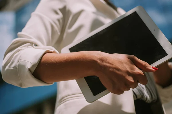 Fechar Mão Mulher Negócios Segurando Tablet — Fotografia de Stock