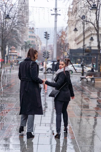 Dos Mujeres Atractivas Hermosas Caminan Juntas Bajo Lluvia Mientras Giran — Foto de Stock