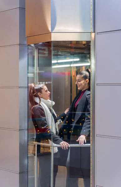 Duas Mulheres Negócios Atraentes Bonitas Estão Falando Elevador — Fotografia de Stock