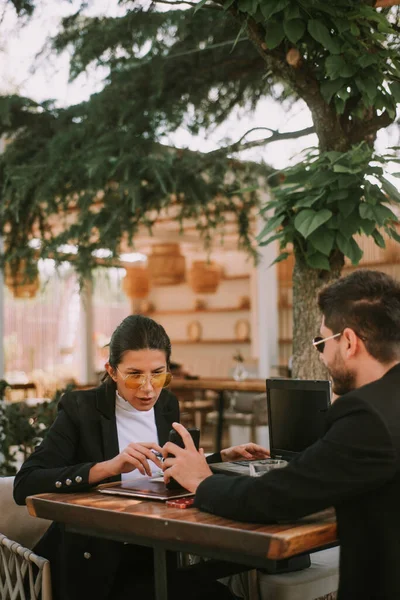 Üzletember Mutat Valamit Telefonban Gyönyörű Társának Miközben Kávézóban — Stock Fotó