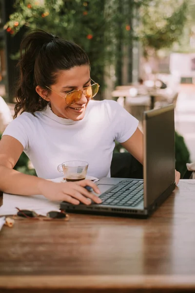 Krásná Obchodní Žena Pracuje Svém Notebooku Zatímco Sedí Kavárně — Stock fotografie